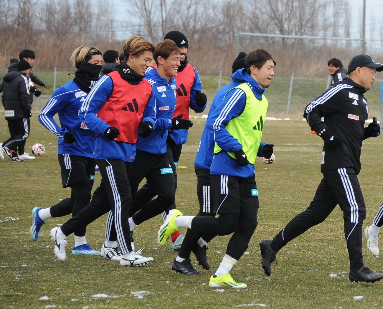 ランニングする太田（右から2人目）
