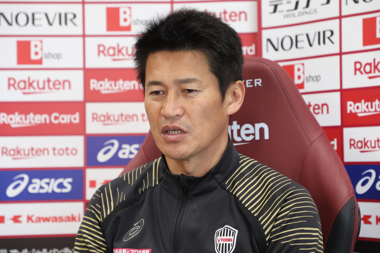 オンライン取材に対応する神戸・吉田孝行監督（C）VISSEL KOBE
