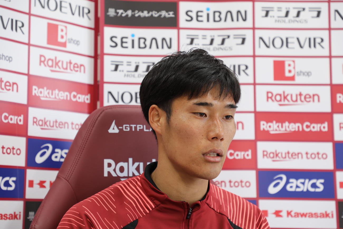 オンライン取材に対応する神戸DF山川哲史（C）VISSEL KOBE