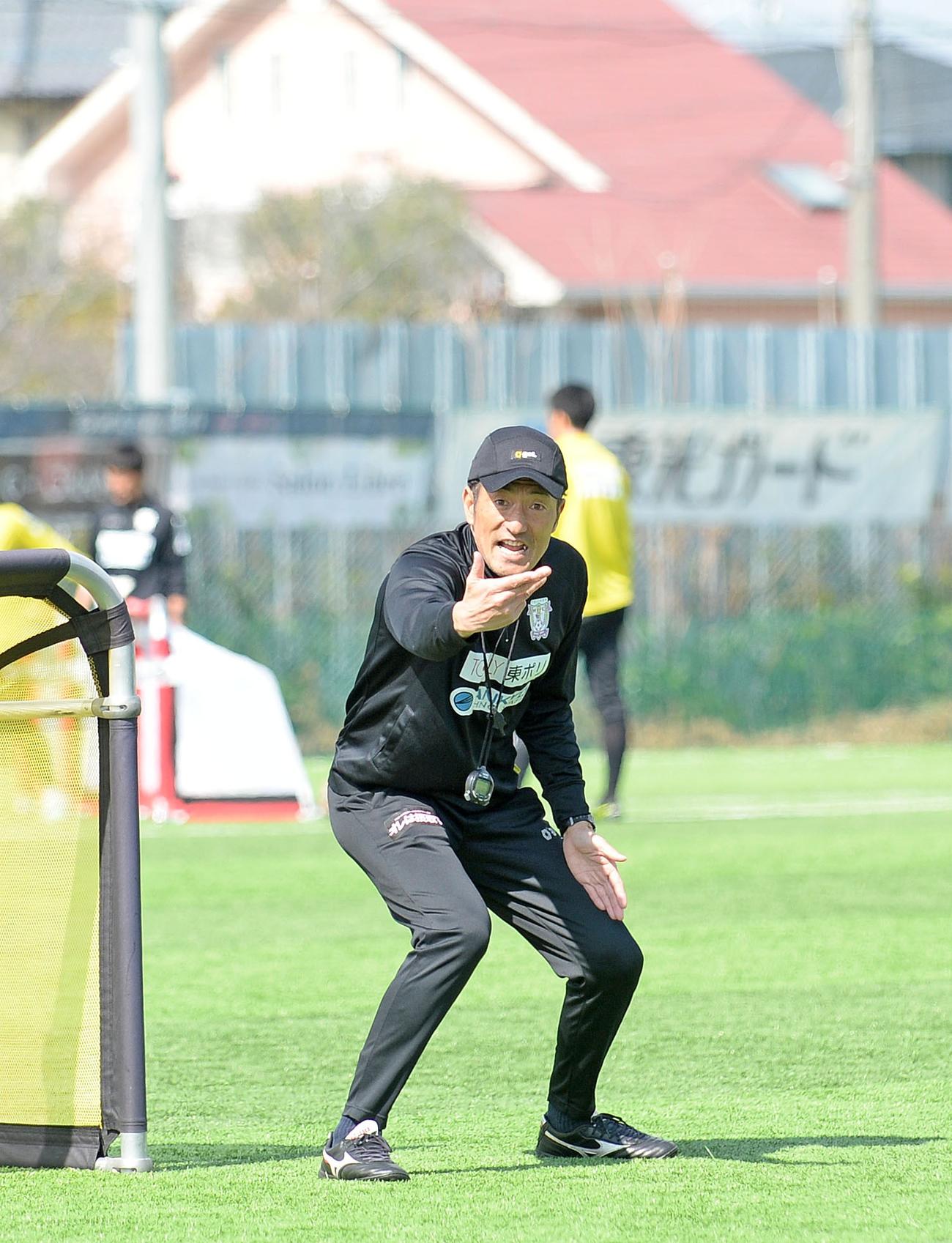 選手に指示を出す藤枝の須藤監督