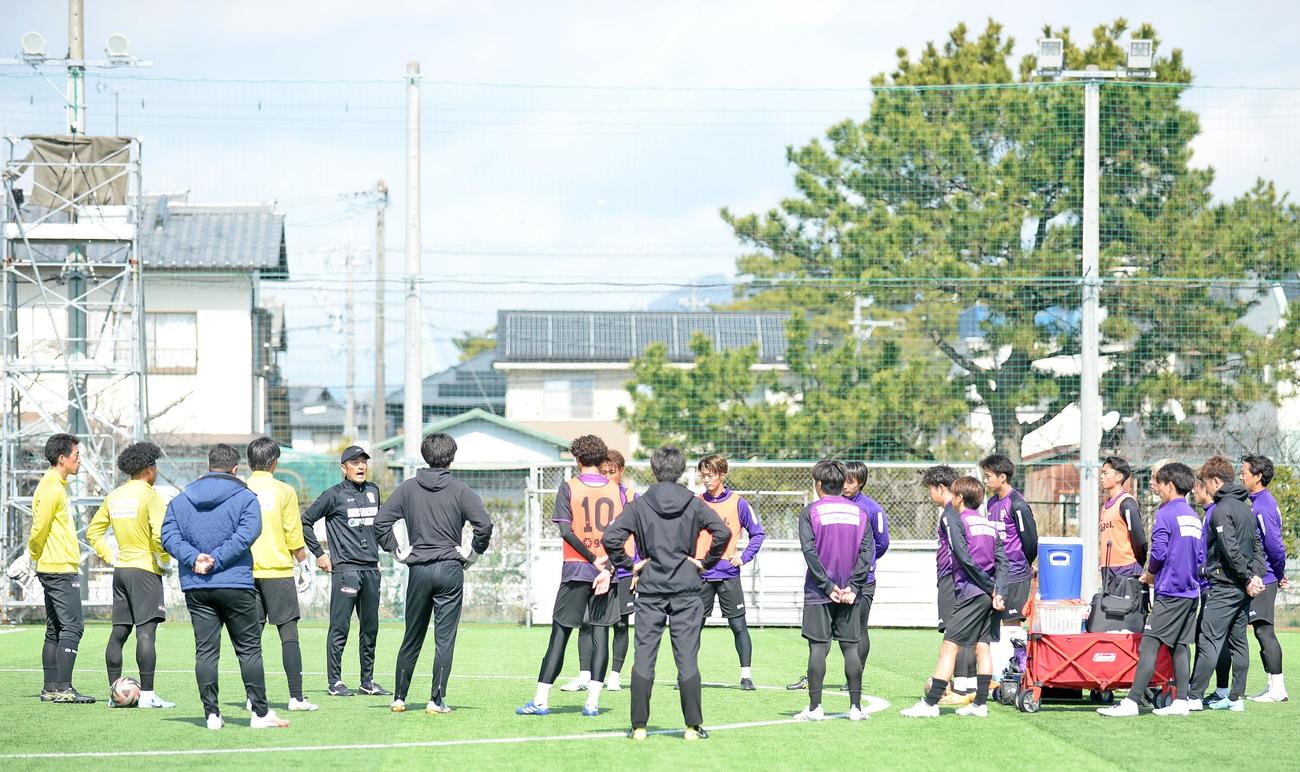 全体練習後に選手を集めて話しをする藤枝の須藤監督（左から5人目）