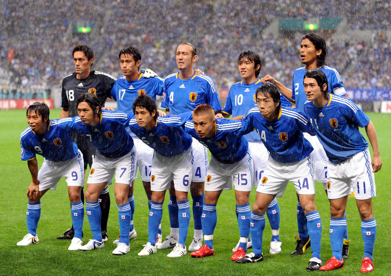 08年6月、W杯アジア3次予選のバーレーン戦の先発メンバー。前列左から佐藤寿人、遠藤保仁、内田篤人、安田理大、中村憲剛、玉田圭司、後列左からGK楢崎正剛、本田圭佑、田中マルクス闘莉王、中村俊輔、中沢佑二