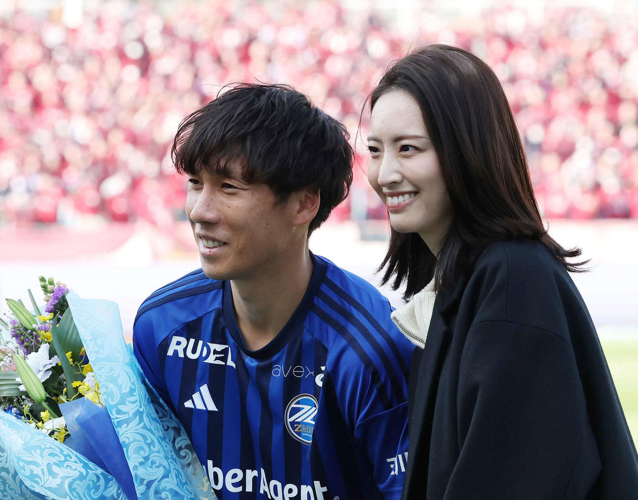 町田対鹿島　J通算200試合達成し、水谷彩咲夫人（右）と記念撮影に納まる町田下田（撮影・宮地輝）