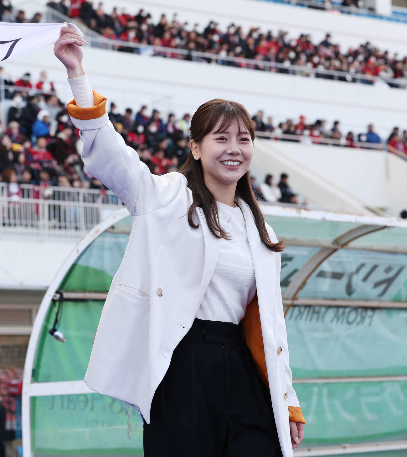 町田対鹿島　試合前、フェアプレーフラッグを持ってピッチに入場する今井美桜（撮影・宮地輝）