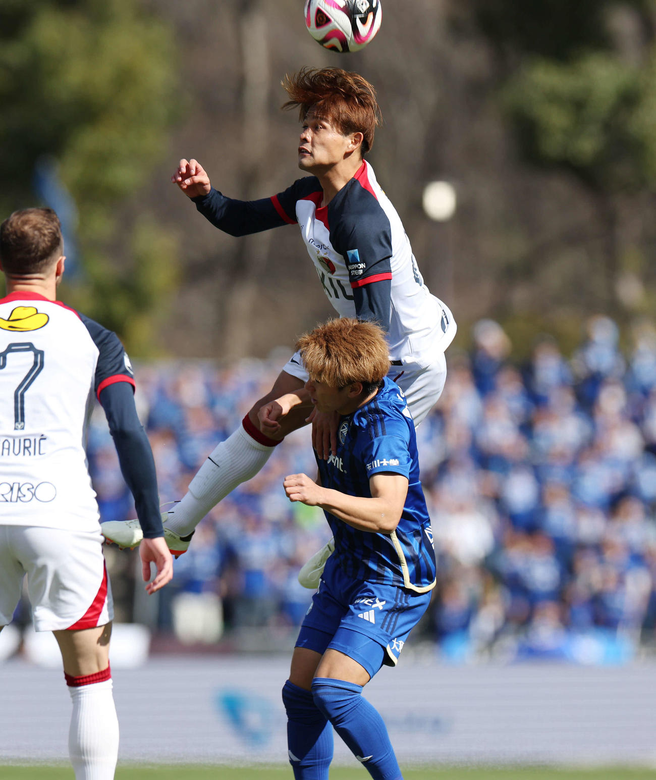 町田対鹿島　前半、競り合う鹿島佐野（上）と町田平河（撮影・宮地輝）