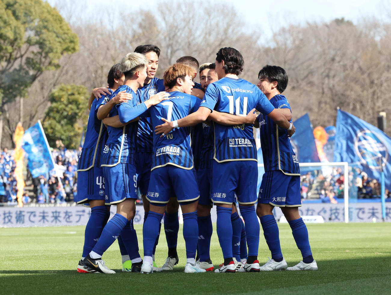 町田対鹿島　前半、ゴールを決め、チームメートと喜ぶ町田平河（手前中央）（撮影・宮地輝）