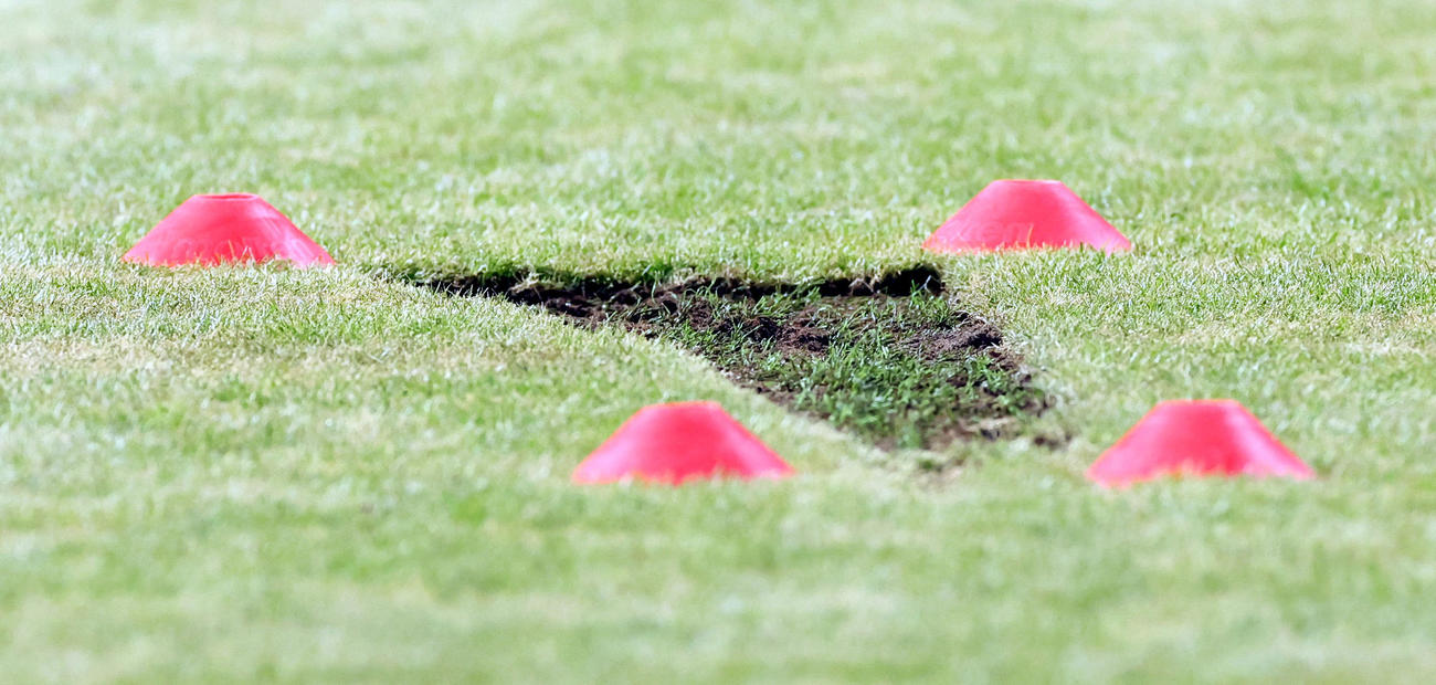 芝がへこんでいる札幌ドームのピッチ（撮影・佐藤翔太）