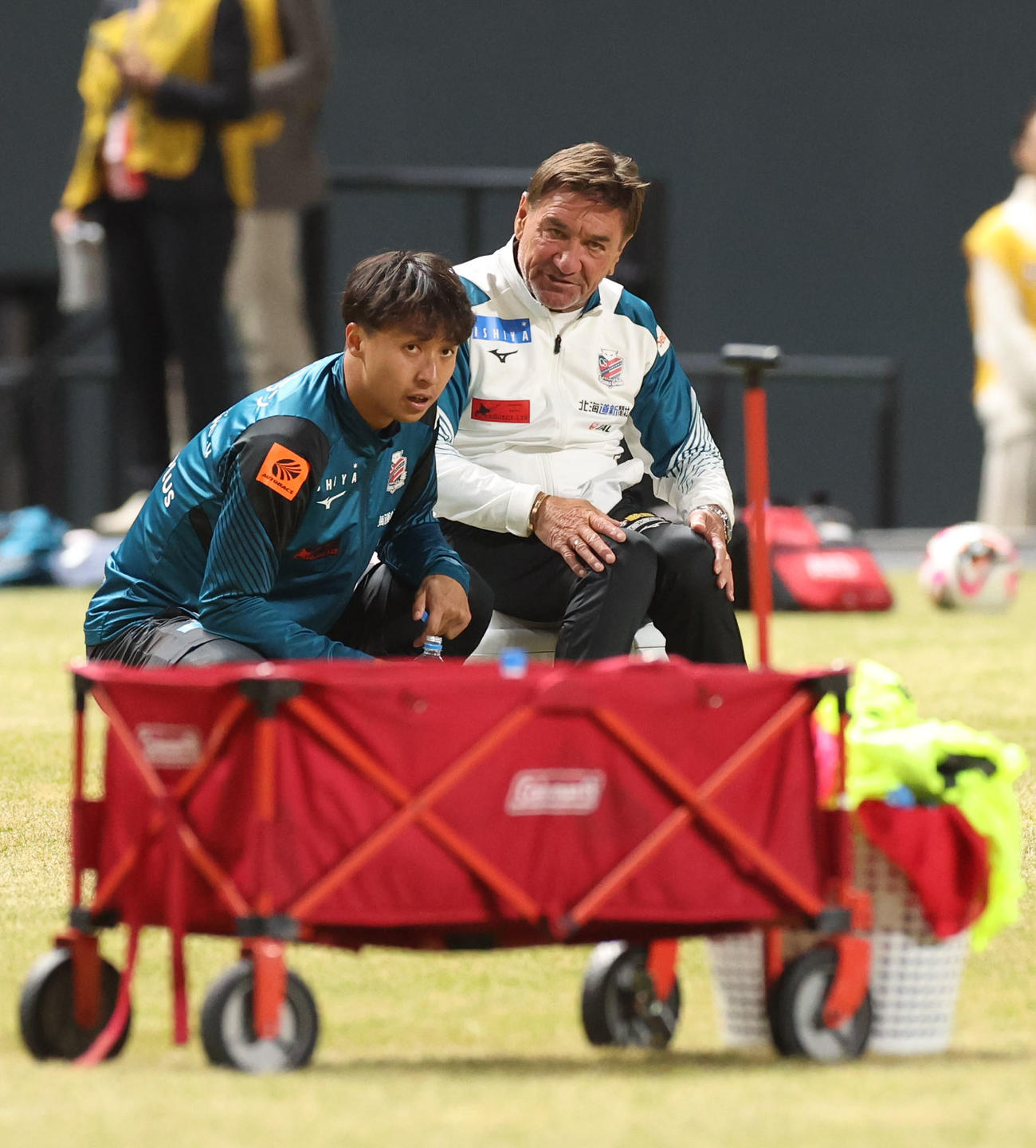 練習を終え会話をする札幌荒野（左）とペトロヴィッチ監督（撮影・佐藤翔太）