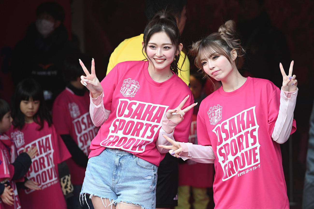 「セレッソ大阪応援デー」でゲスト来場したゆうちゃみ（左）とゆいちゃみ（撮影・滝沢美穂子）