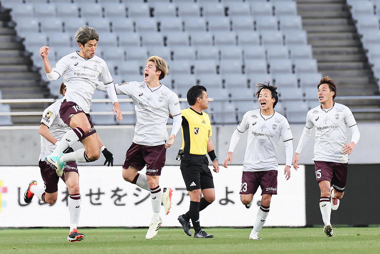 東京対神戸　後半、直接FKを決めジャンプし喜ぶ神戸大迫（左端）（撮影・足立雅史）