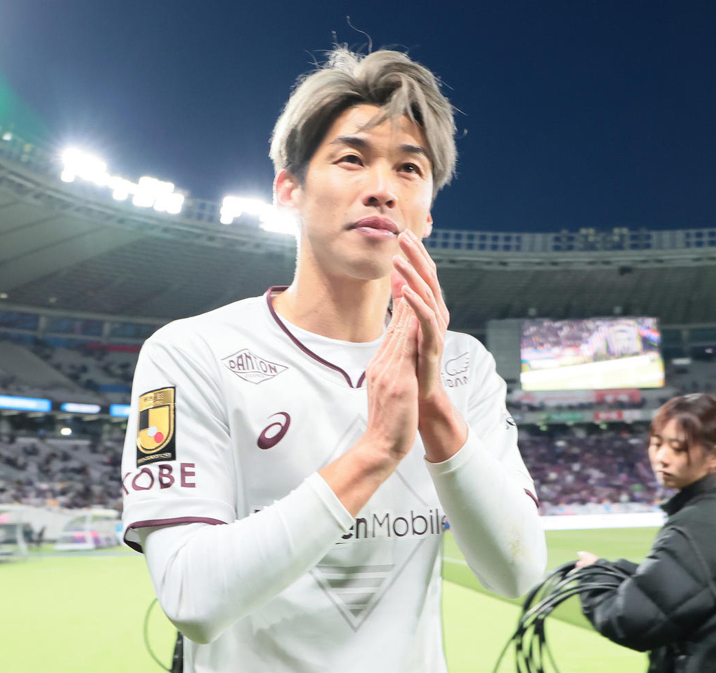 東京対神戸　試合に勝利し、サポーターの声援に応える神戸大迫（撮影・足立雅史）