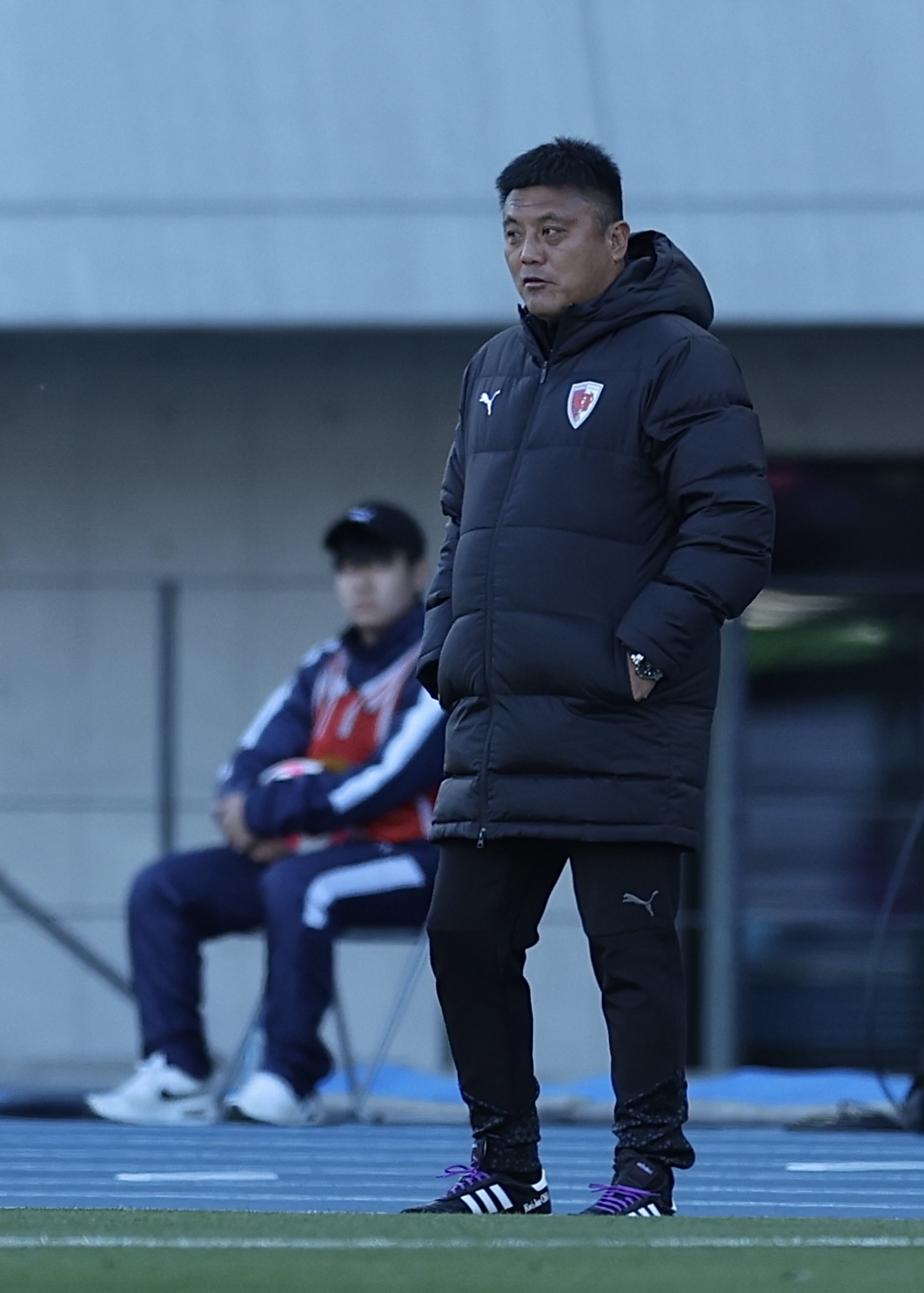川崎F対京都　前半、戦況を見守る京都裁監督（撮影・河田真司）