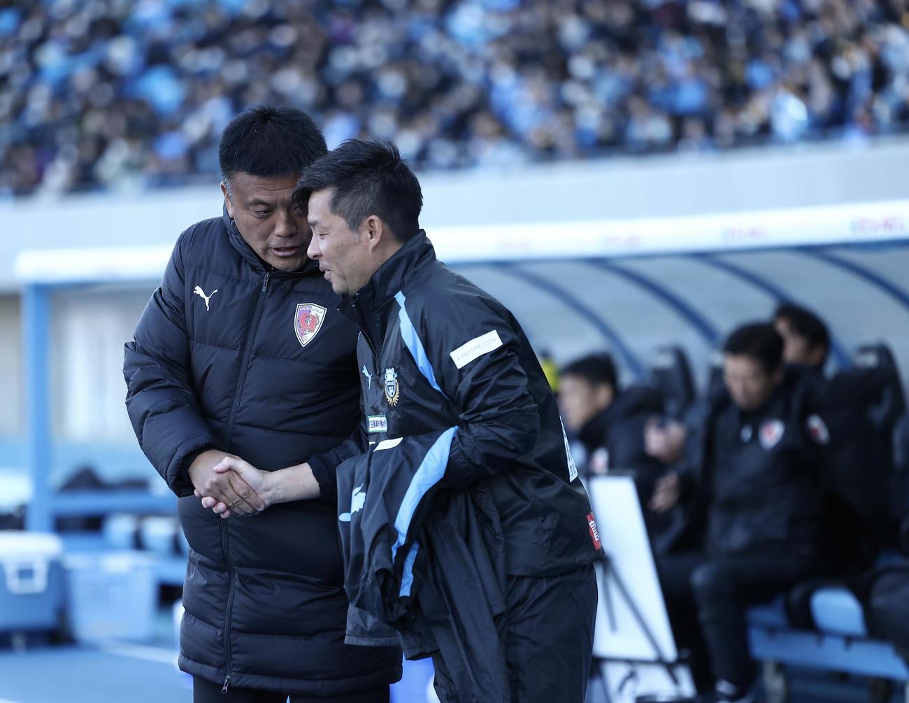 川崎F対京都　開始前、握手を交わす京都曹監督（左）川崎F鬼木監督（撮影・河田真司）