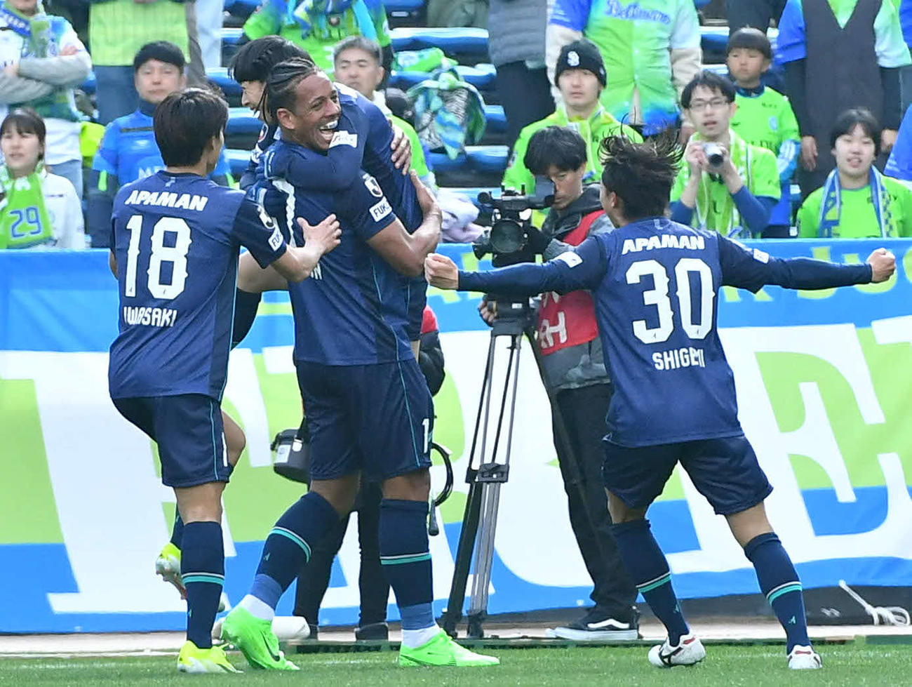 福岡対湘南　前半、先制ゴールを決めた福岡ウェリントン（左から2人目）は紺野と笑顔で抱き合う（撮影・岩下翔太）