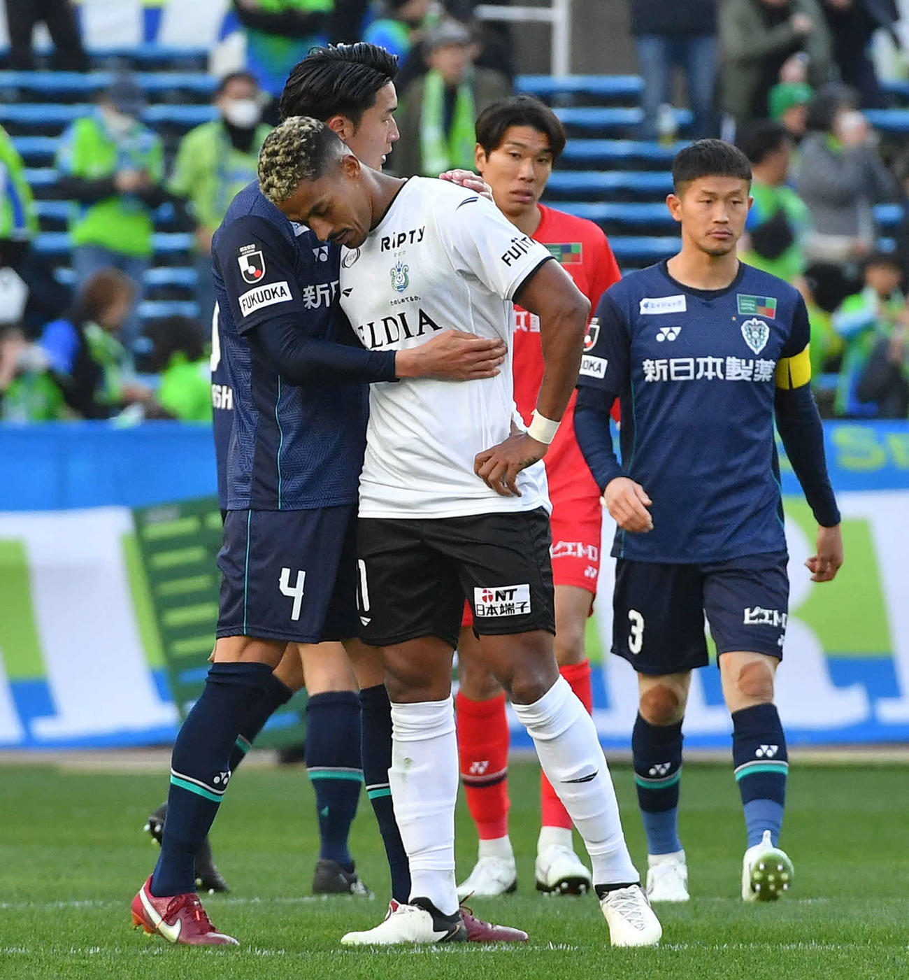 福岡対湘南　引き分けで試合終了し、湘南ルキアン（左から2人目）と抱き合う福岡井上（撮影・岩下翔太）
