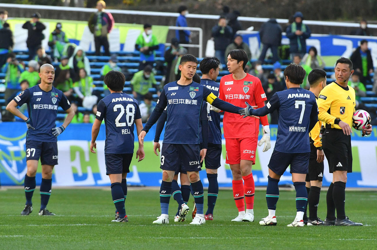 福岡対湘南　引き分けで試合終了し、タッチを交わす福岡イレブン（撮影・岩下翔太）