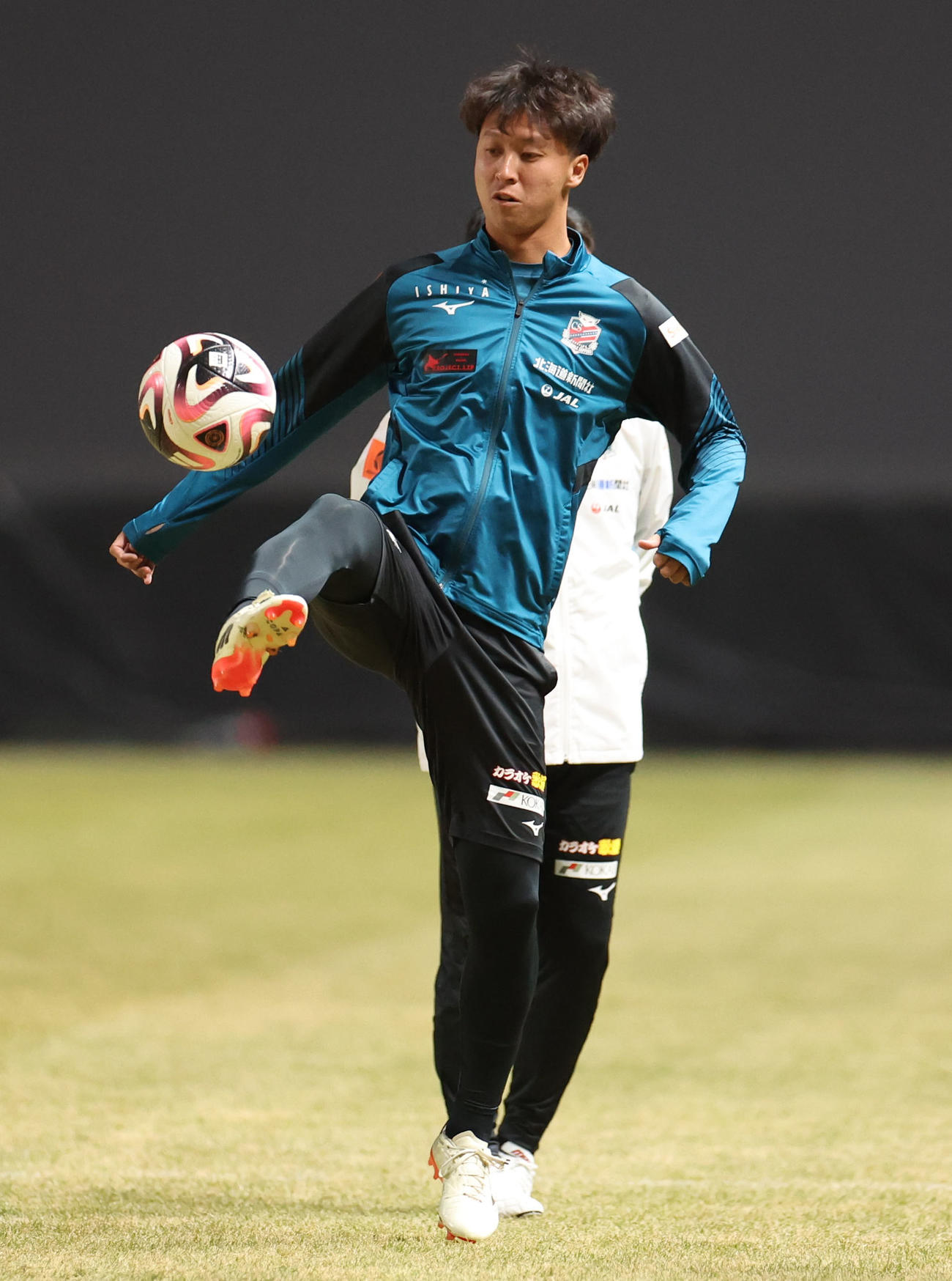 練習前、リフティングをする札幌荒野（撮影・佐藤翔太）