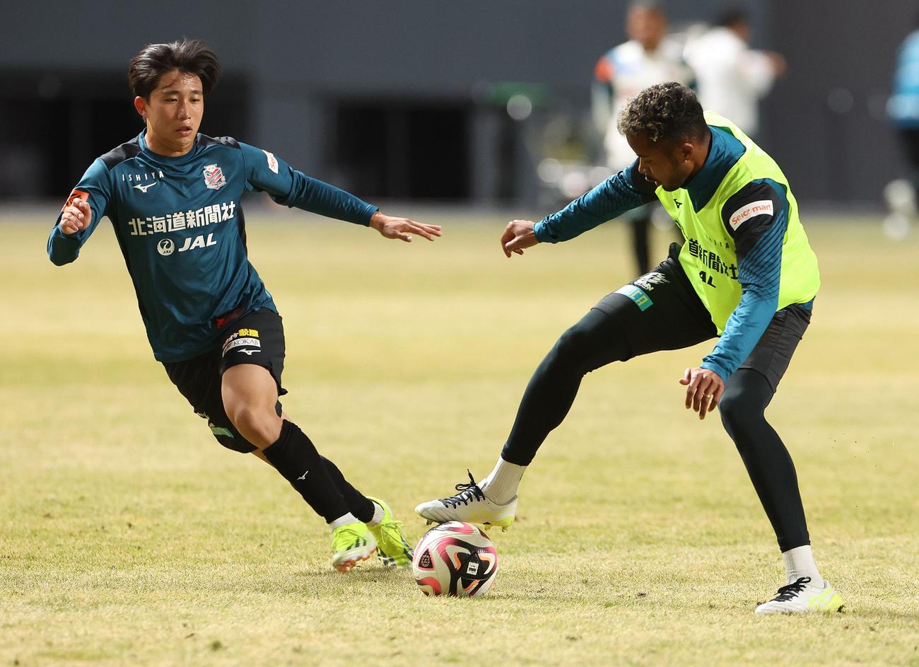 ミニゲームに参加する札幌原（左）と鈴木（撮影・佐藤翔太）