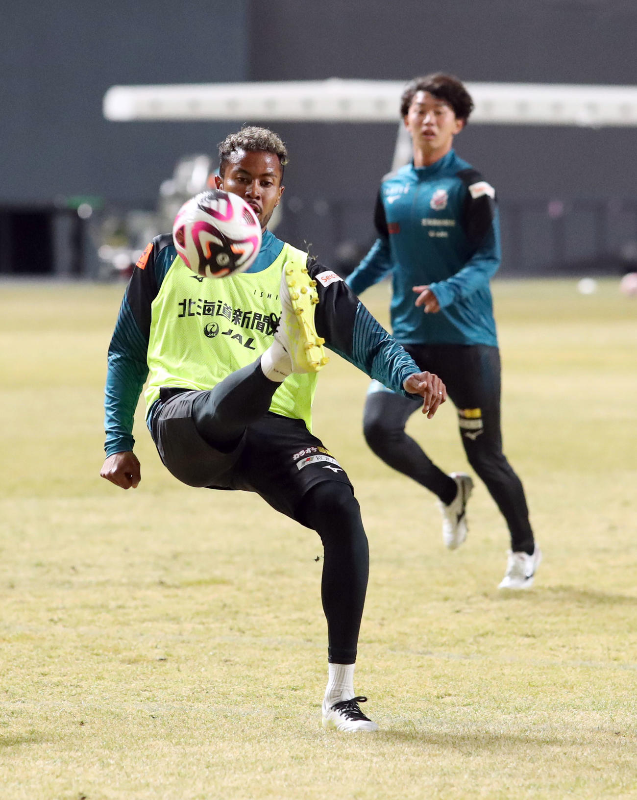 右足でトラップをする札幌鈴木（撮影・佐藤翔太）