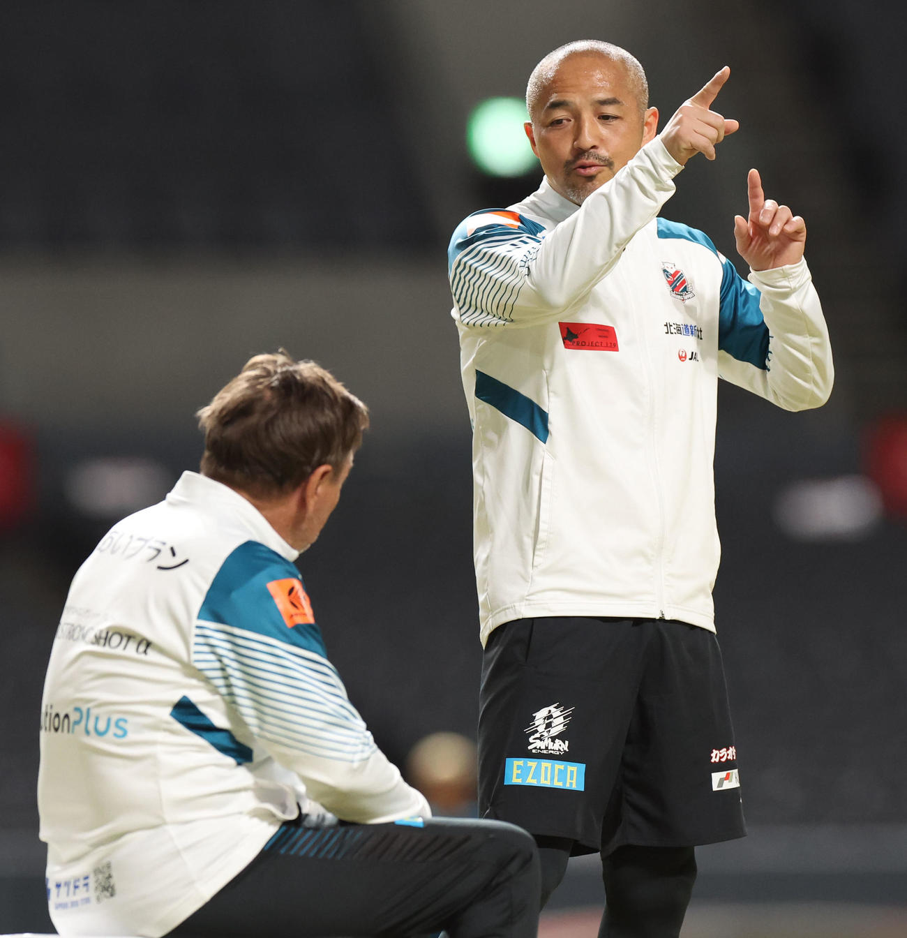 会話をする札幌ペトロヴィッチ監督（左）と小野氏（撮影・佐藤翔太）