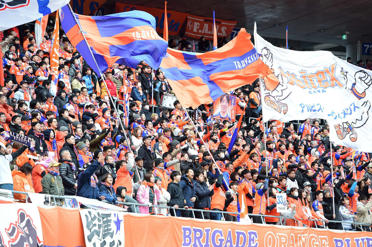 新潟対名古屋　ホーム開幕戦で盛り上がりを見せる新潟サポーター（撮影・大島享也）