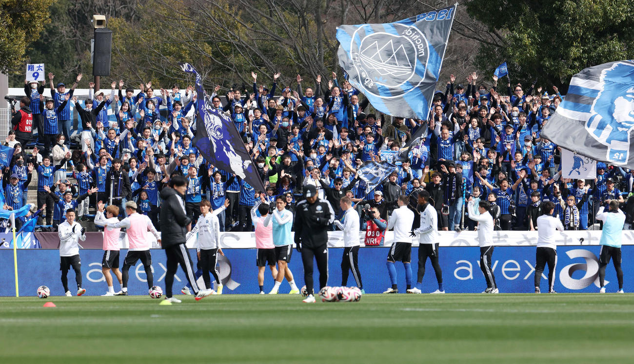 町田対鹿島　試合前練習に向かう選手たちを迎える町田サポーター（撮影・宮地輝）