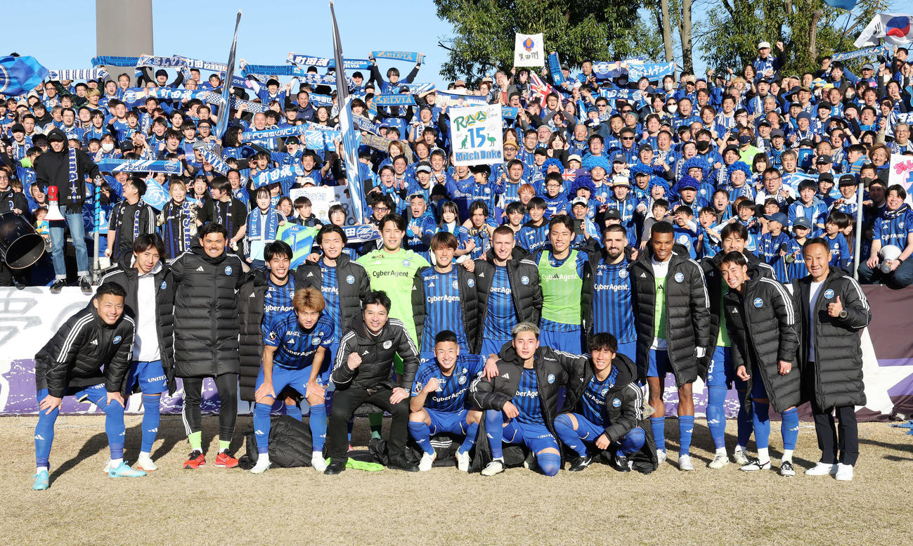 町田対鹿島　J1ホーム初勝利を挙げ、サポーターと記念撮影する町田の選手たち（撮影・宮地輝）