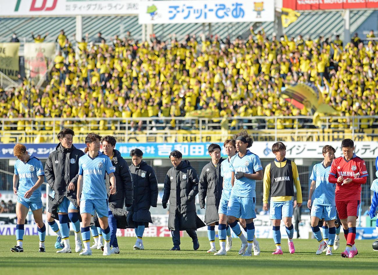 完封負けを喫し、悔しそうな表情を浮かべる磐田の選手たち