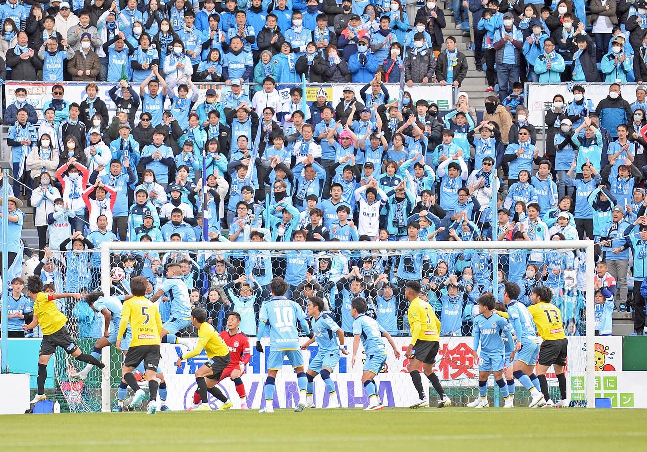 前半35分、磐田はCKから先制点を許す
