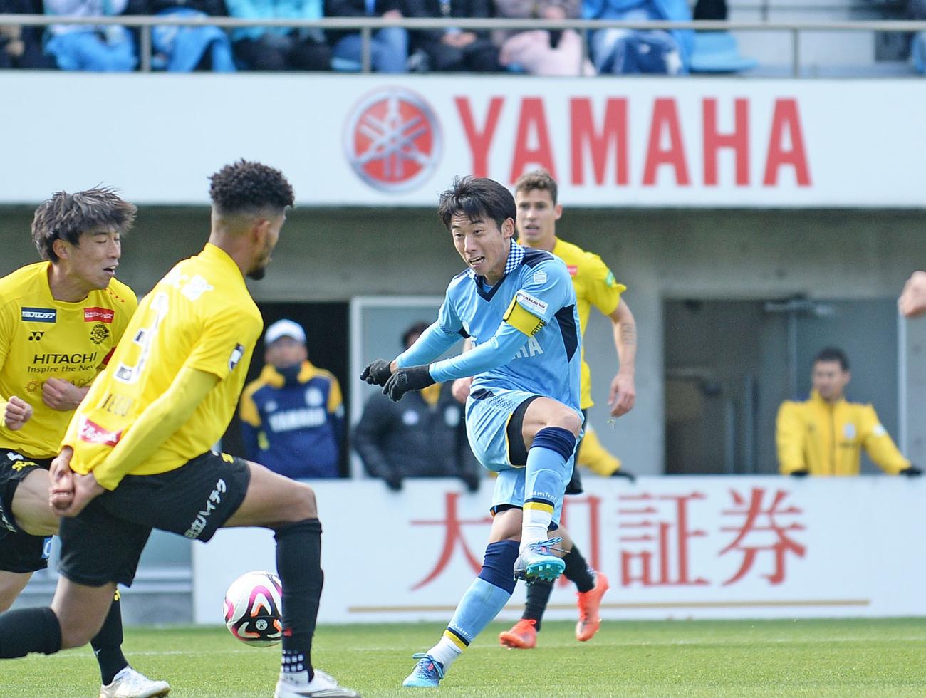 後半、磐田上原が放ったシュートは相手DF2人にブロックされる
