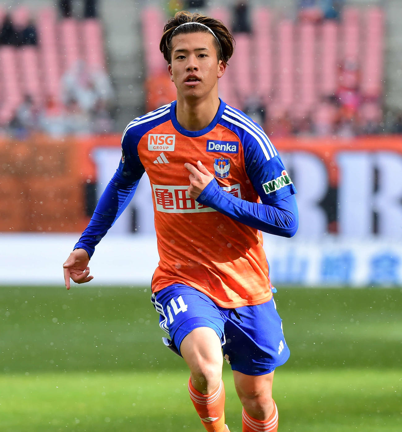 新潟対名古屋　後半43分、J1初ゴールを決めサポーターの下へ駆け寄る新潟長谷川元（撮影・大島享也）