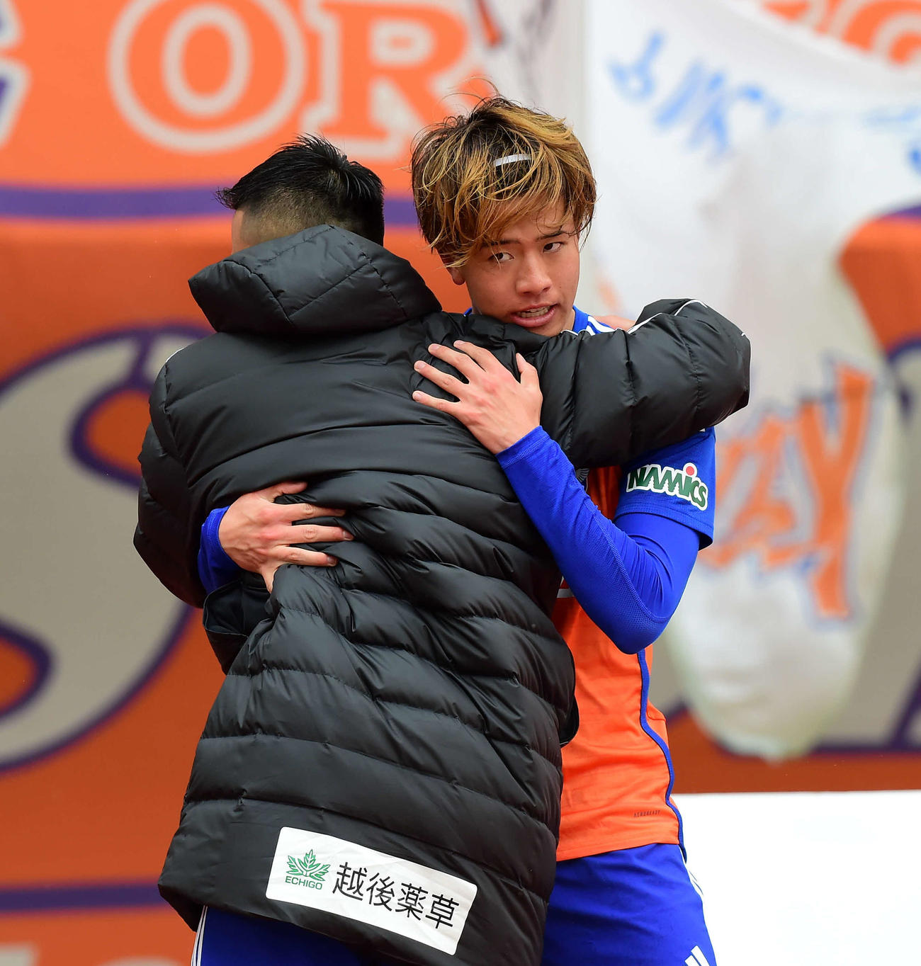 新潟対名古屋　後半43分、J1初ゴールを決め新潟小野（左）と抱き合う長谷川元（撮影・大島享也）