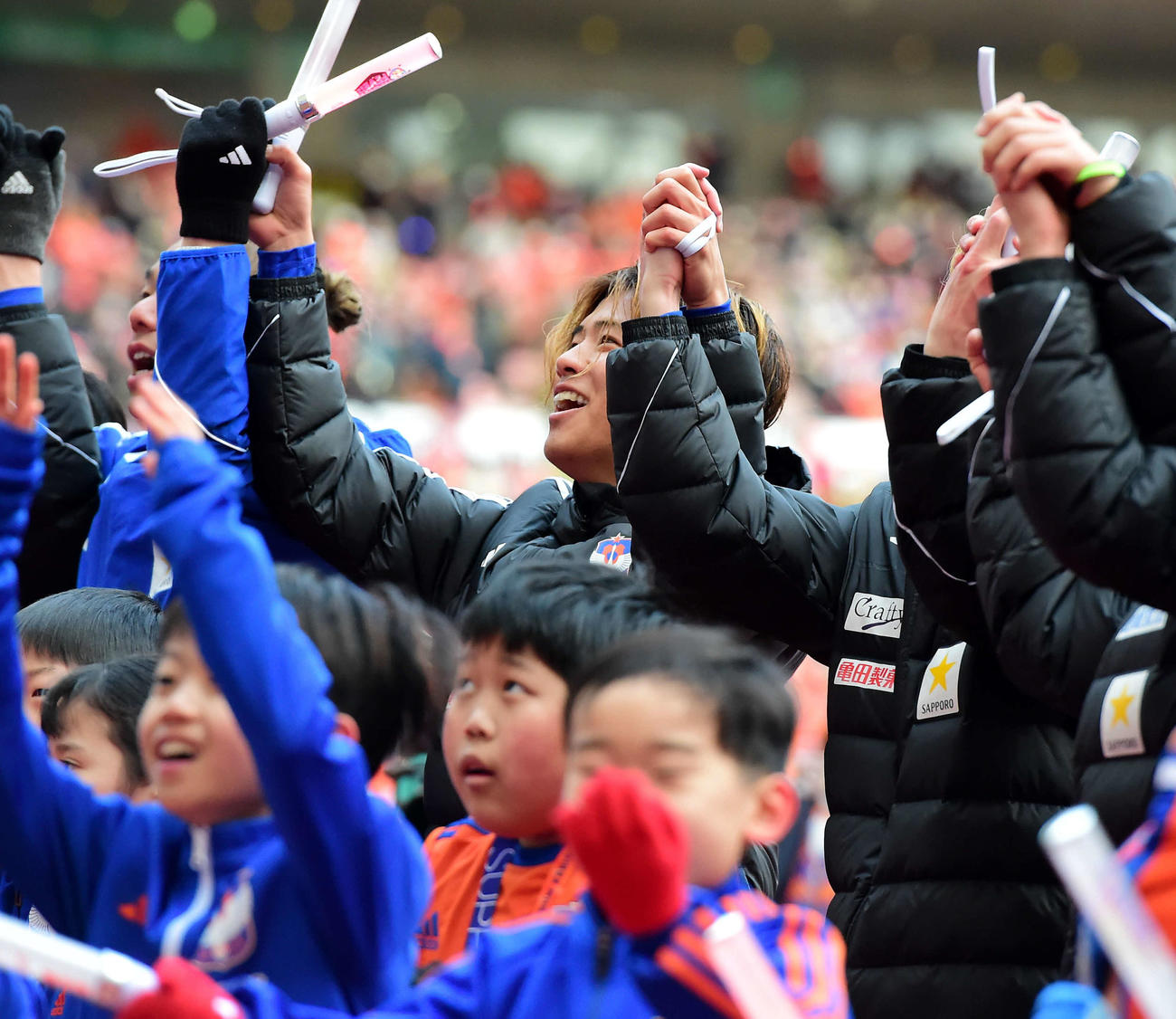 新潟対名古屋　試合後、サポーターと喜びを分かち合う新潟長谷川元（中央）（撮影・大島享也）