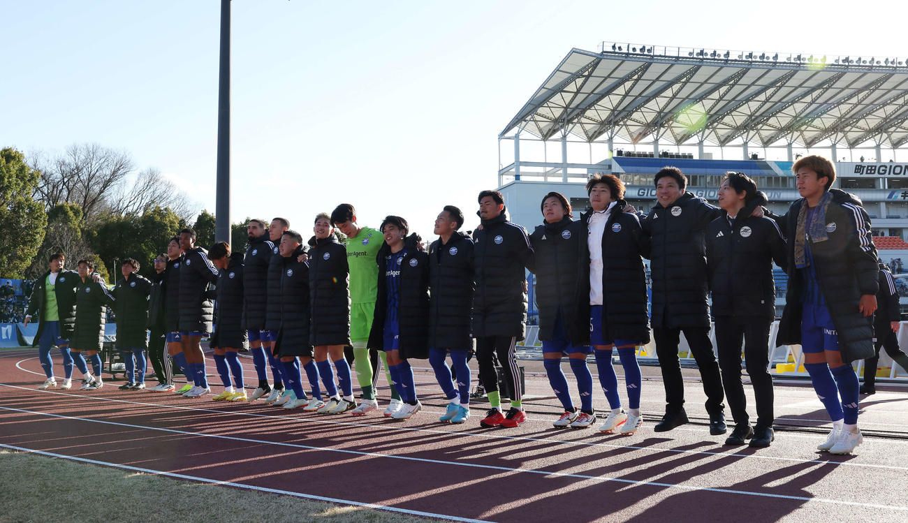 町田対鹿島　J1ホーム初勝利を挙げ、サポーターと喜ぶ町田の選手たち（撮影・宮地輝）