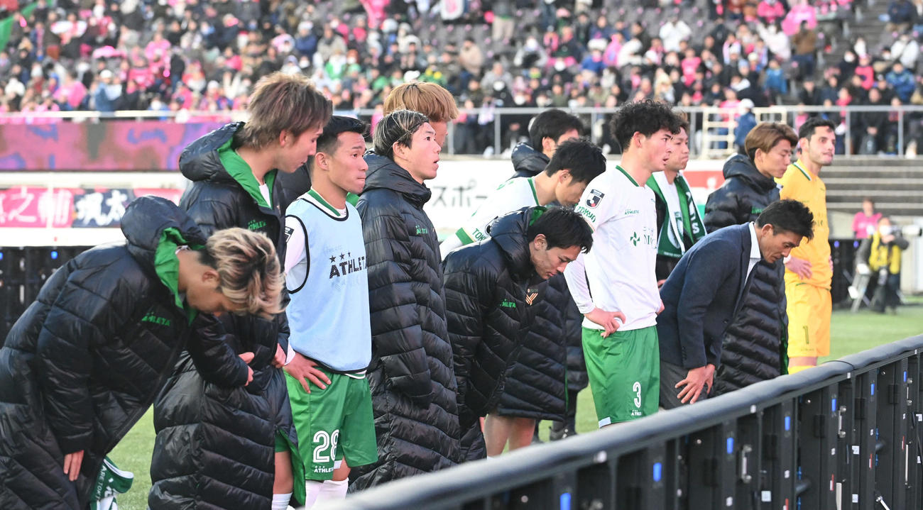 C大阪対東京V　敗れた東京V選手は、ファンにあいさつをする（撮影・滝沢美穂子）