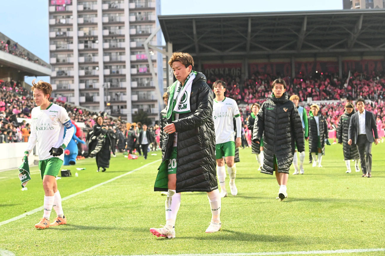 C大阪対東京V　敗れた東京V選手は、肩を落とし引き上げる（撮影・滝沢美穂子）
