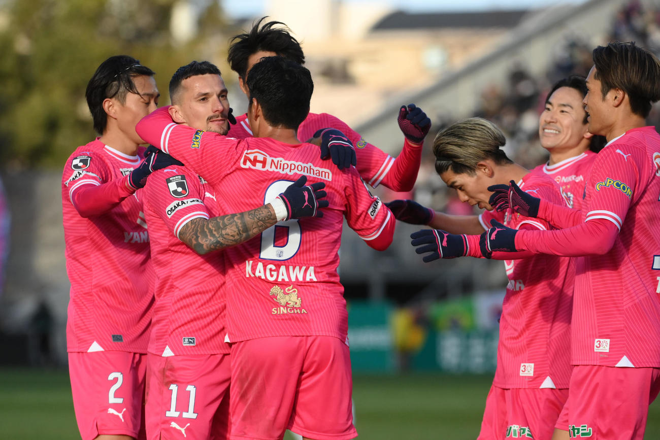 前半、先制点を決めた香川＜8＞を抱き合って喜ぶC大阪の選手たち（撮影・滝沢美穂子）