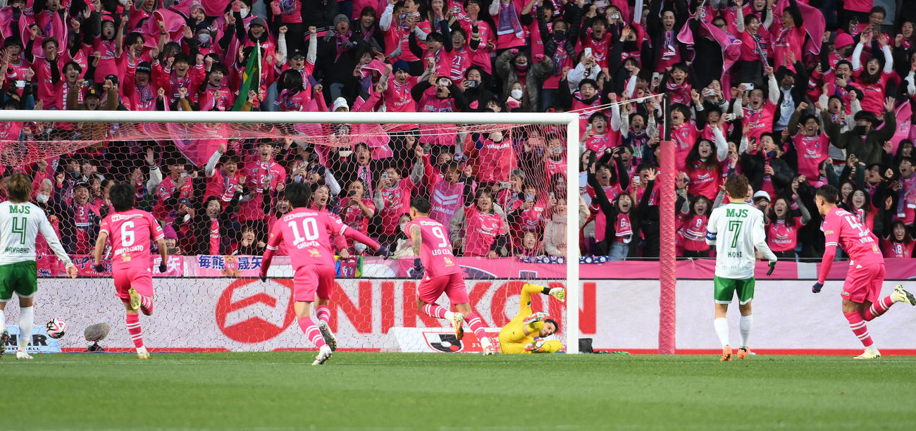 C大阪対東京V　後半、勝ち越しのゴールを決めたC大阪レオセアラ＜9＞（撮影・滝沢美穂子）