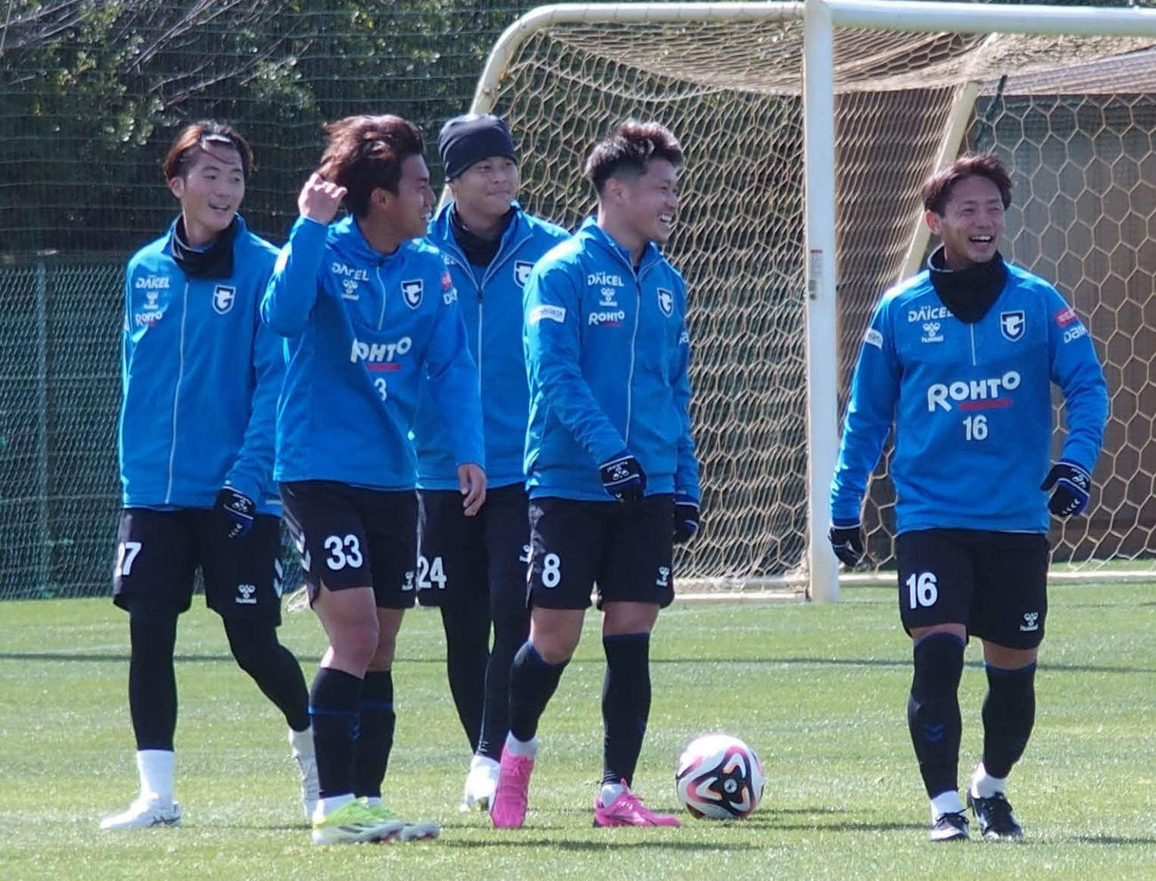 練習に復帰して笑顔を見せるG大阪FW食野亮太郎（右から2人目）とDF江川湧清（中央）（撮影・永田淳）