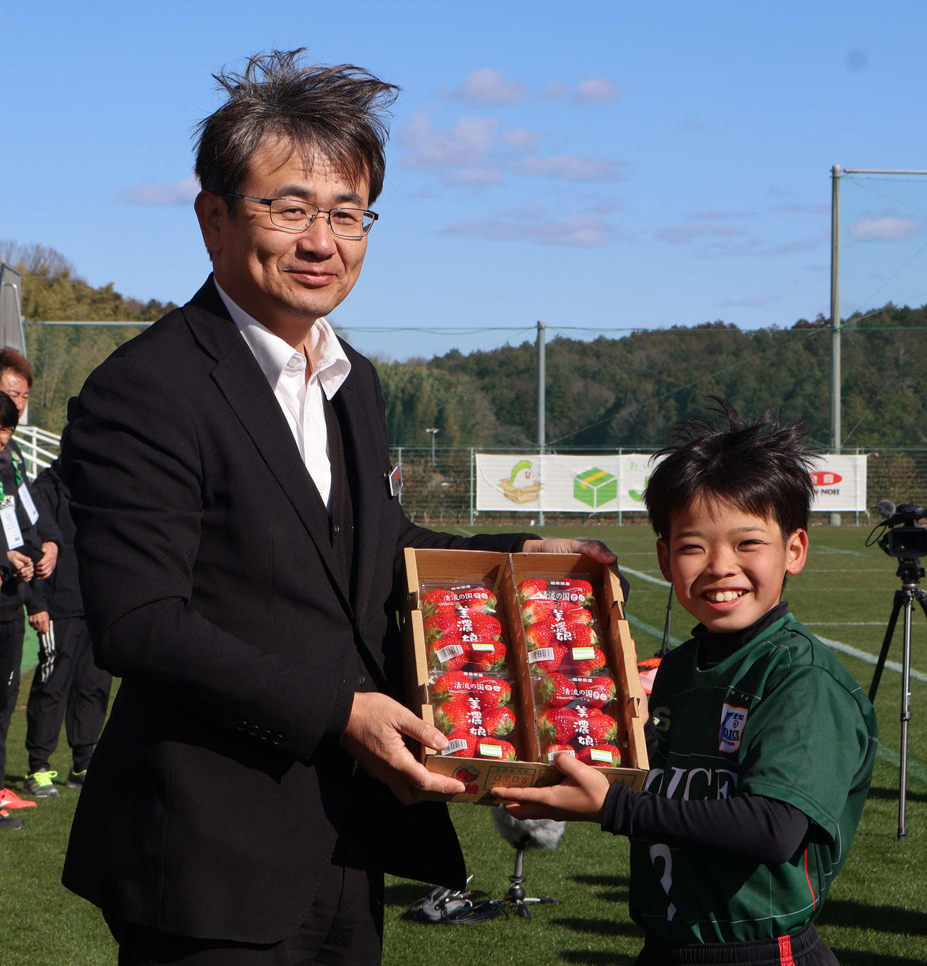優勝チームに副賞を手渡すJA全農岐阜の伊藤善紀副本部長（左）