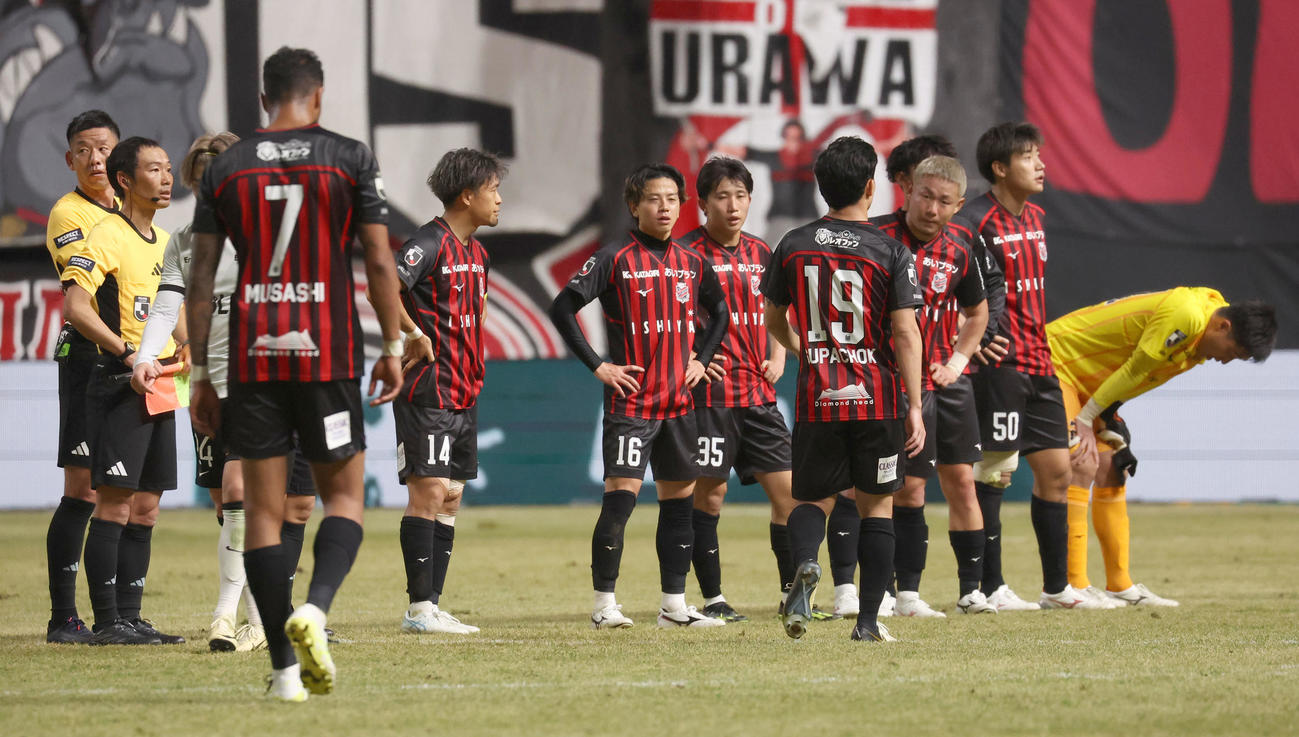 札幌対浦和　浦和に敗れ肩を落とす札幌イレブン（撮影・佐藤翔太）
