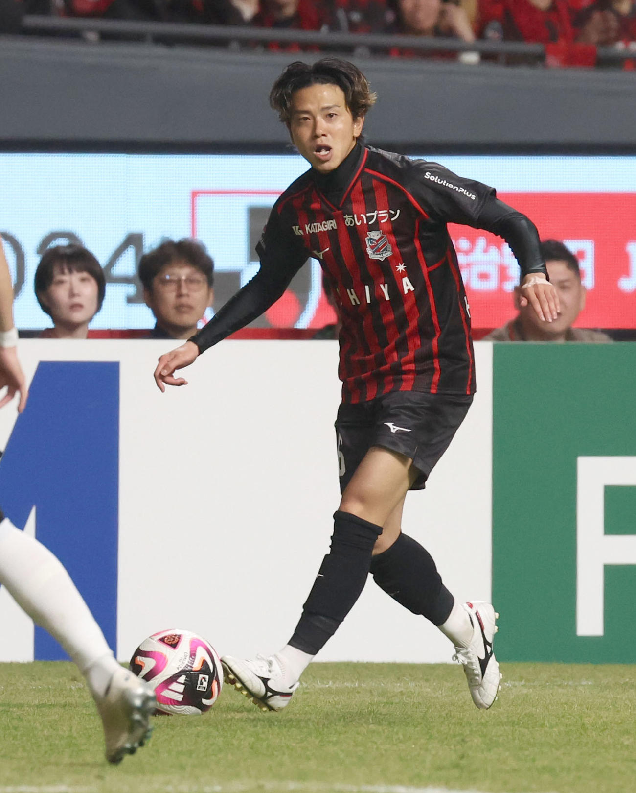 札幌対浦和　後半、ドリブルをする札幌長谷川（撮影・佐藤翔太）