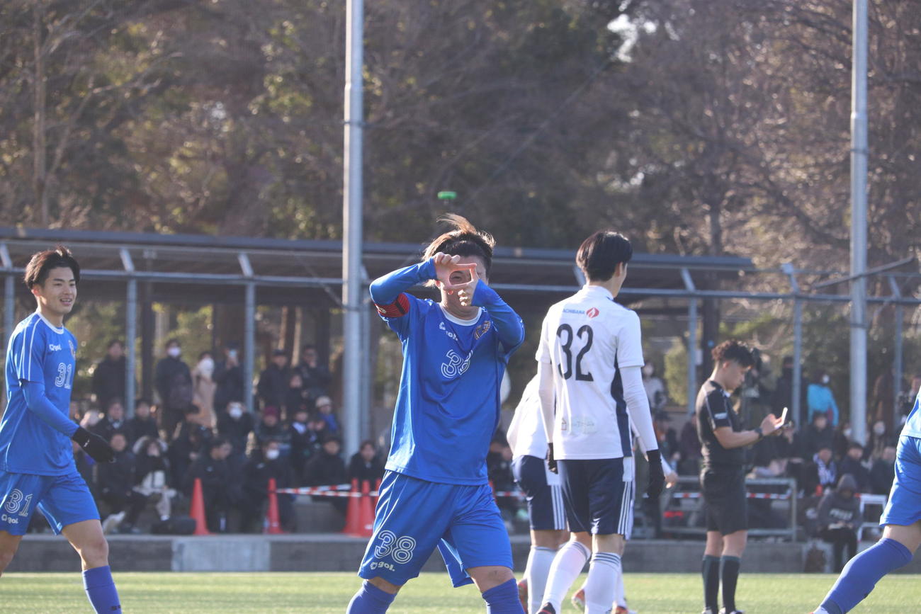 東京蹴球団戦の後半14分に勝ち越し点を決めたFW大前元紀はファインダーのゴールパフォーマンスを披露