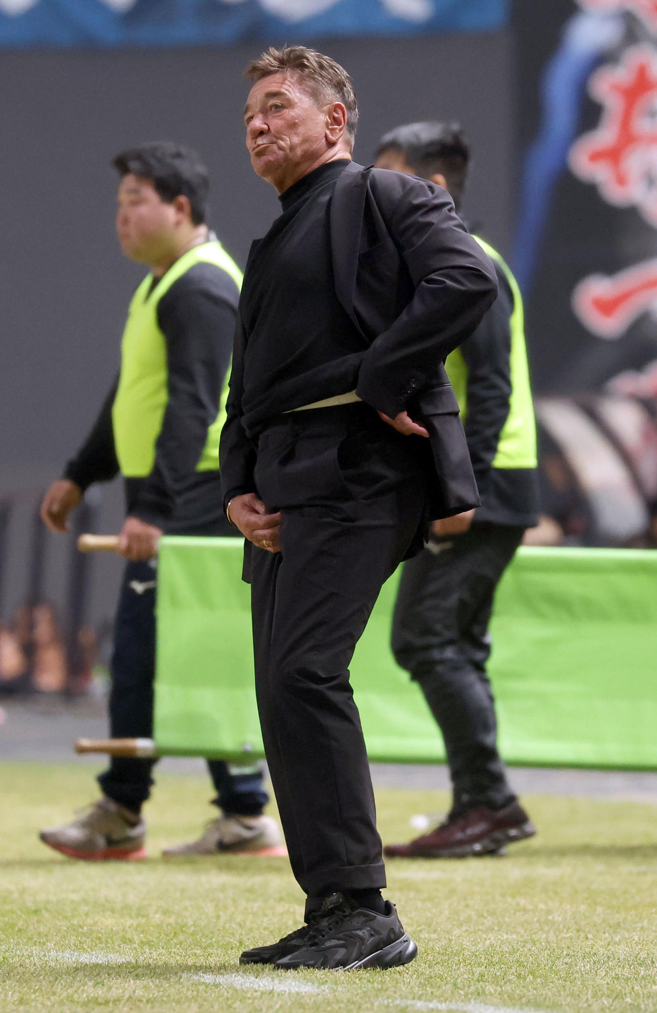 札幌対浦和　後半、険しい表情の札幌ペトロヴィッチ監督（撮影・佐藤翔太）