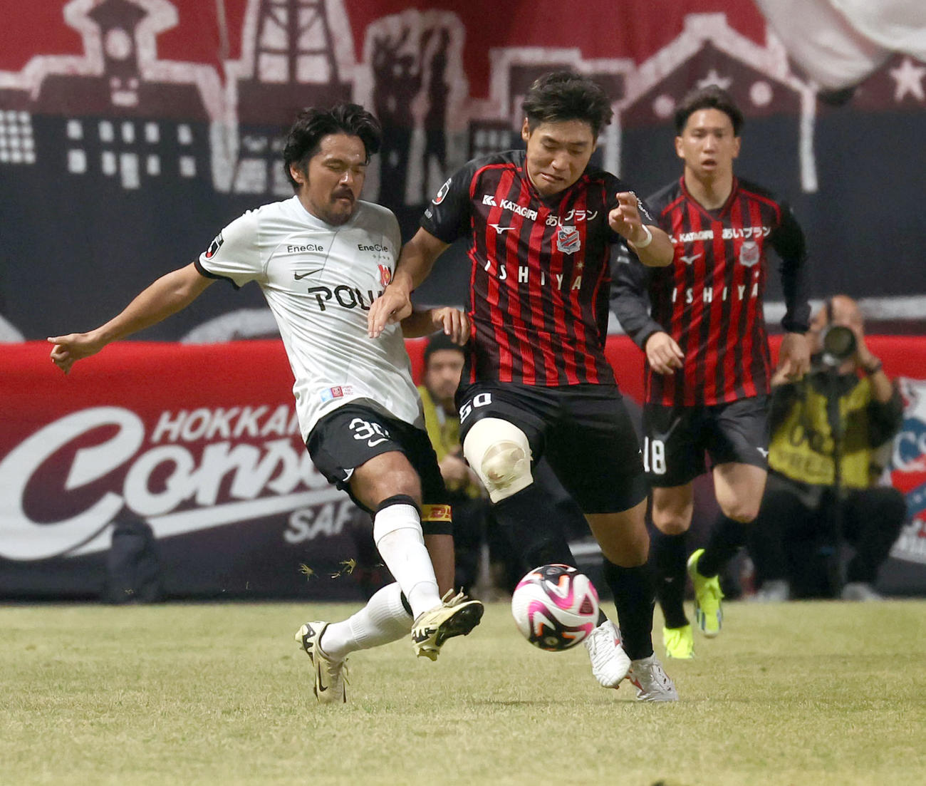札幌対浦和　前半、浦和興梠（左）は札幌岡村と競り合う（撮影・佐藤翔太）
