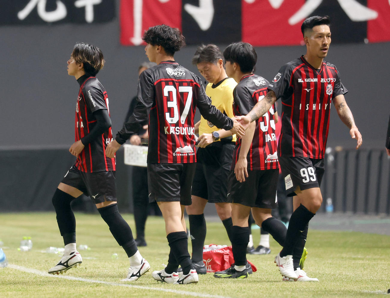 札幌対浦和　後半、途中出場をする左から札幌長谷川、田中克、原（撮影・佐藤翔太）