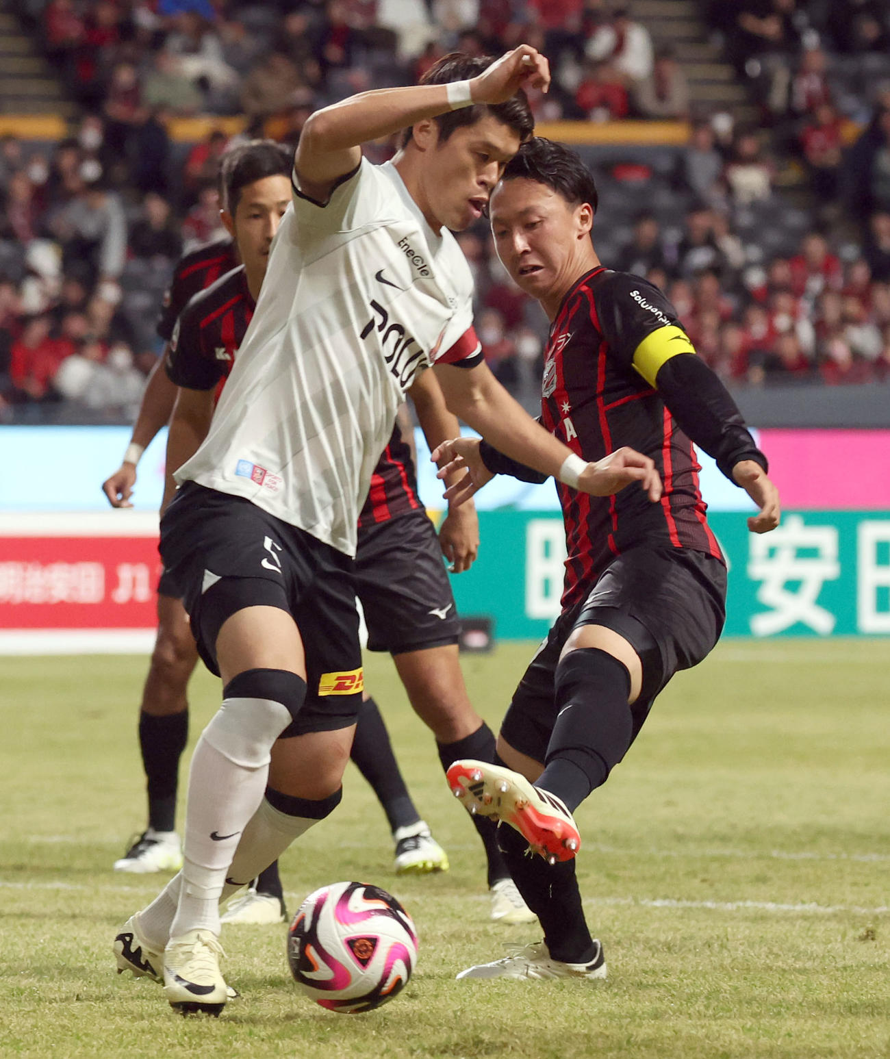 札幌対浦和　後半、競り合う浦和酒井（左）と札幌荒野（撮影・佐藤翔太）