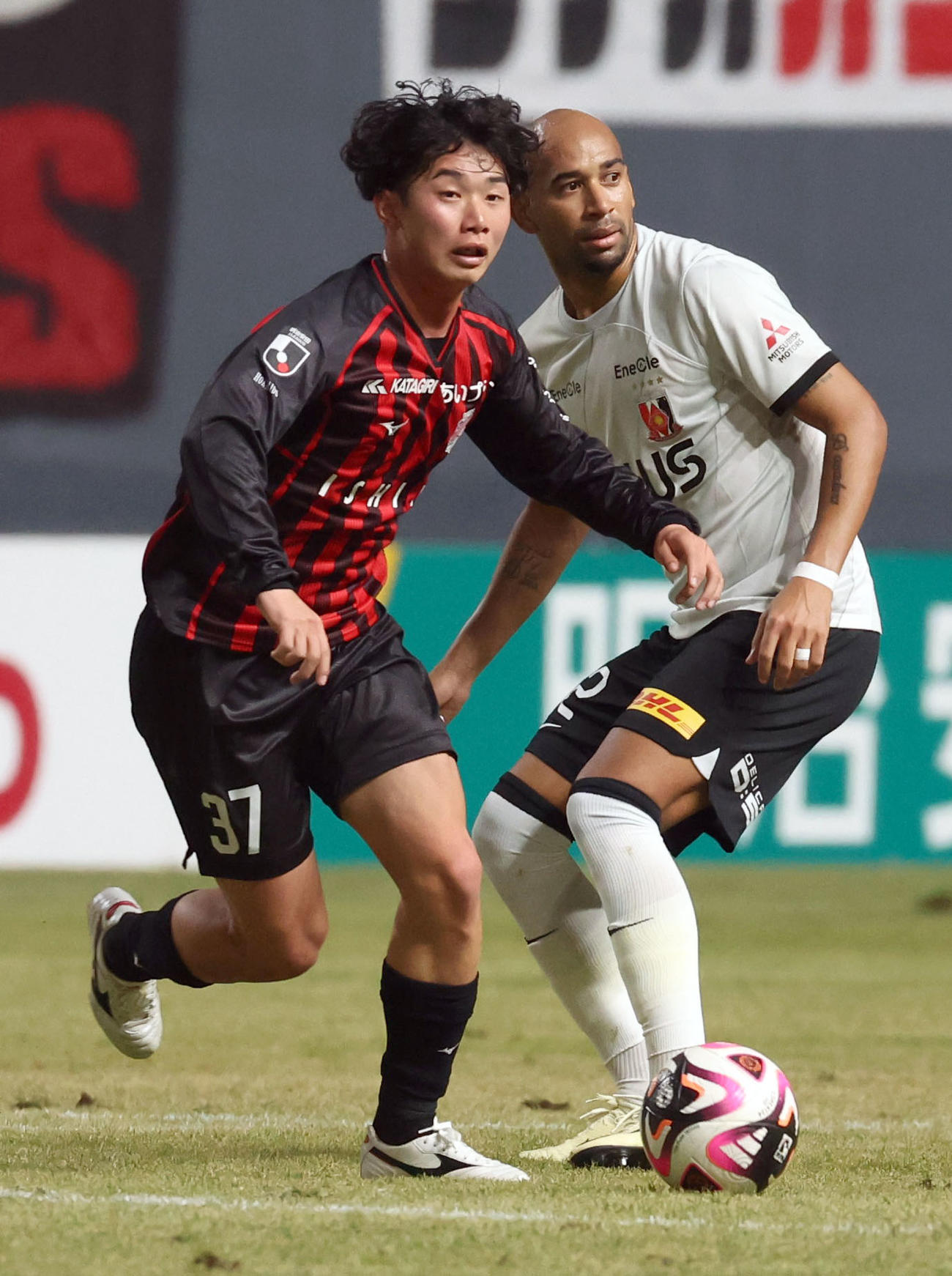 札幌対浦和　後半、ドリブルをする札幌田中克（撮影・佐藤翔太）