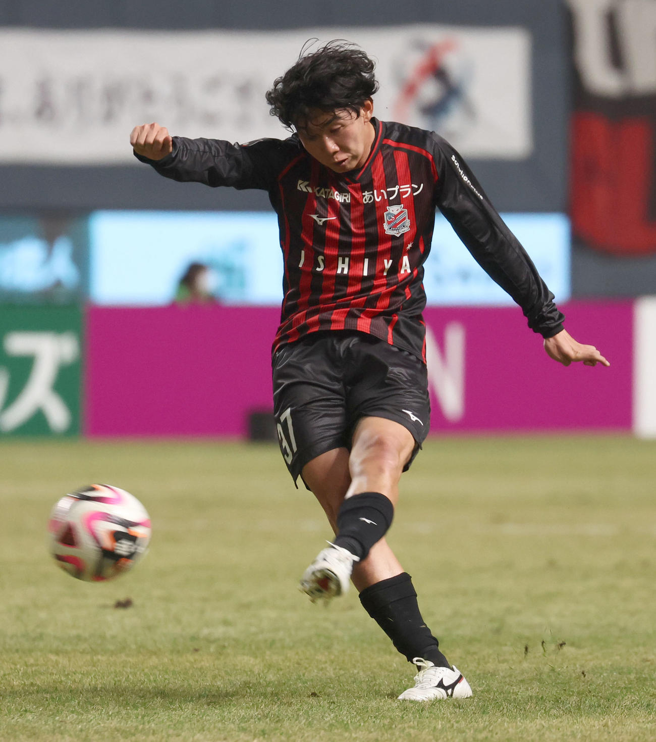 札幌対浦和　後半、FKを放つ札幌田中克（撮影・佐藤翔太）