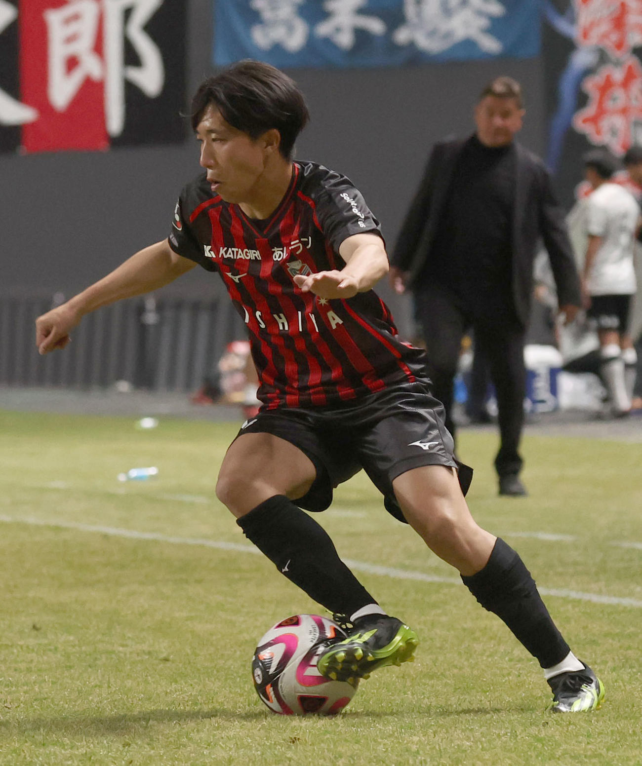 札幌対浦和　後半、ドリブルをする札幌原（撮影・佐藤翔太）
